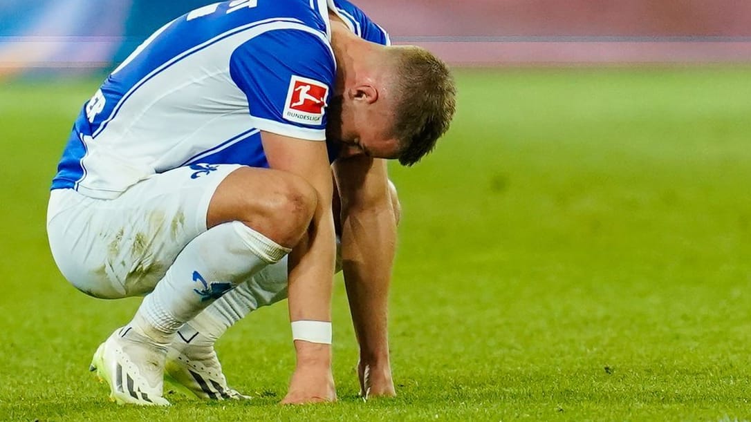 Darmstadts Fabian Nürnberger hockt auf dem Spielfeld. Er und sein Team sind abgestiegen.