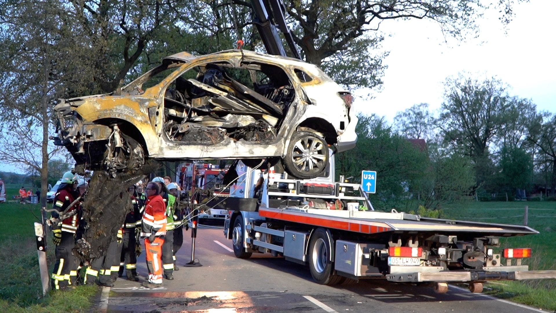 Das abgebrannte Auto wird geborgen: Zwei Tote bei einem Autounfall in Bissendorf.