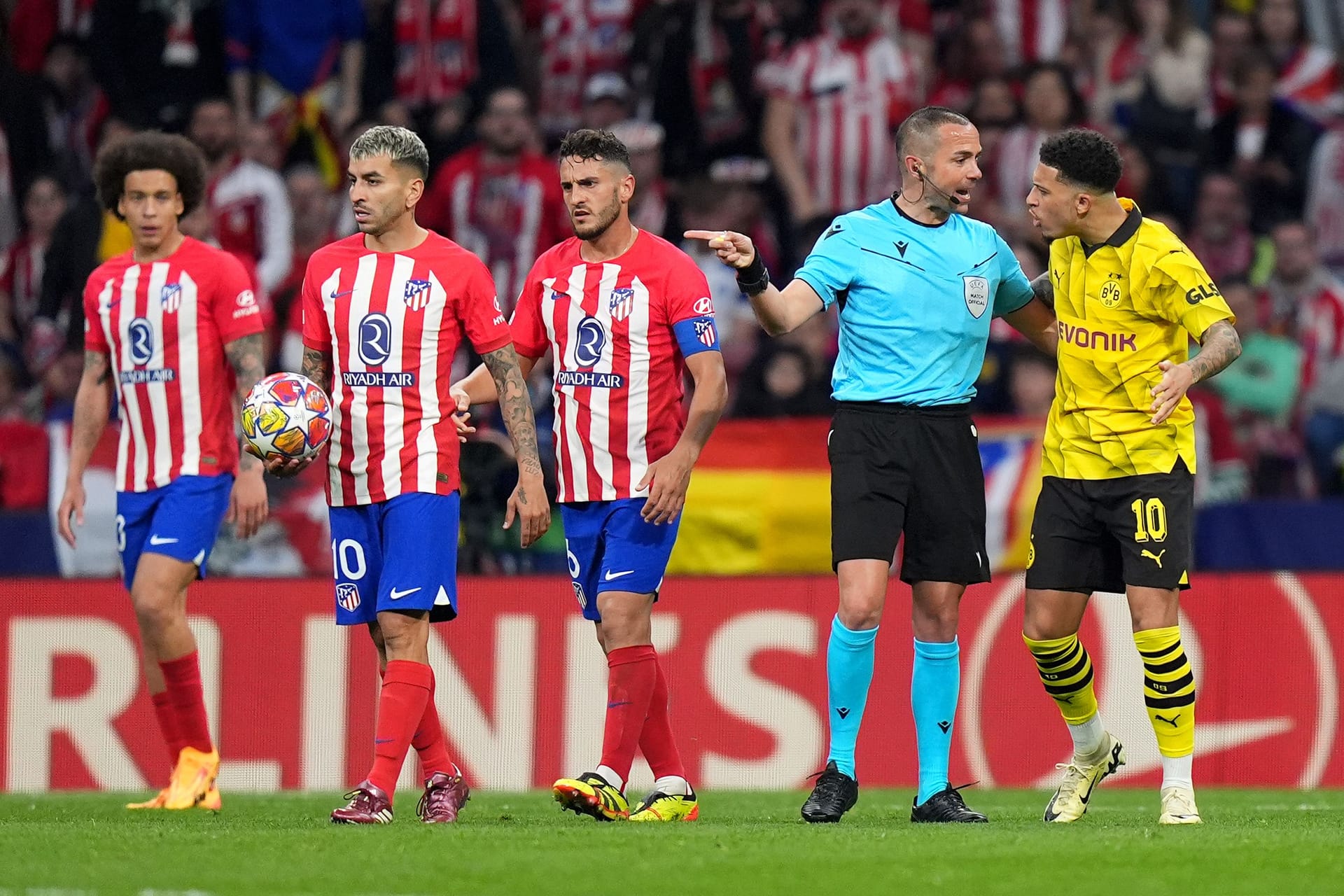 Schiedsrichter Marco Guida (2.v.r.) hatte bei der Partie des BVB bei Atletico Madrid alle Hände voll zu tun.