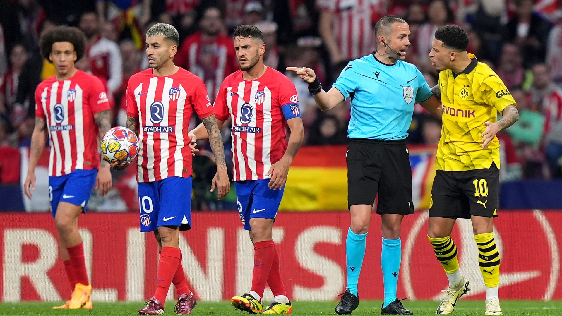 Schiedsrichter Marco Guida (2.v.r.) hatte bei der Partie des BVB bei Atletico Madrid alle Hände voll zu tun.