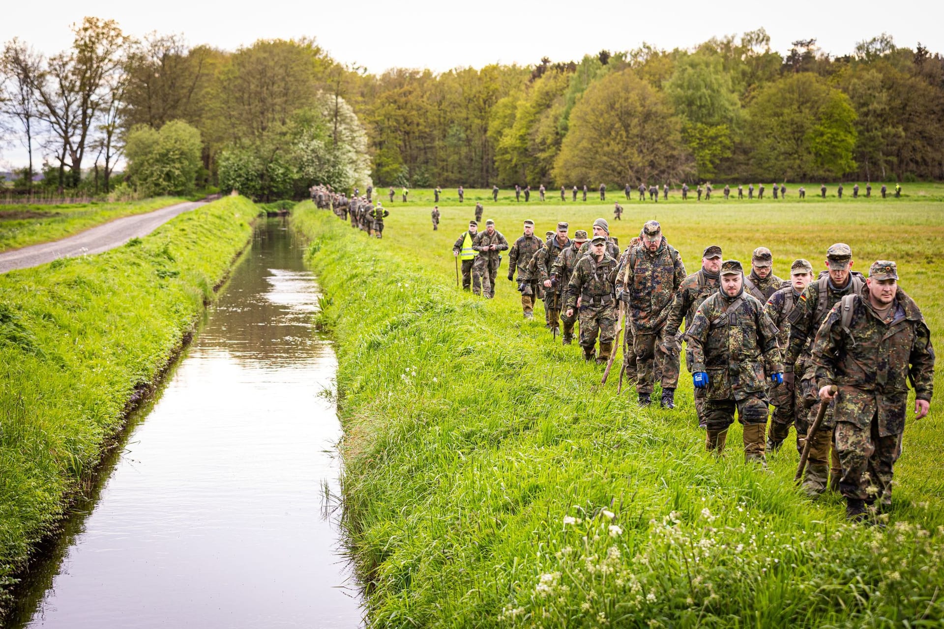 Soldaten der Bundeswehr gehen an einem Feld entlang, vorbei an einem Graben. Der sechs Jahre alte Arian aus Elm wird weiter vermisst – nun ändern die Helfer die Strategie.