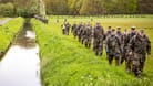 Soldaten der Bundeswehr gehen an einem Feld entlang, vorbei an einem Graben. Der sechs Jahre alte Arian aus Elm wird weiter vermisst – nun ändern die Helfer die Strategie.