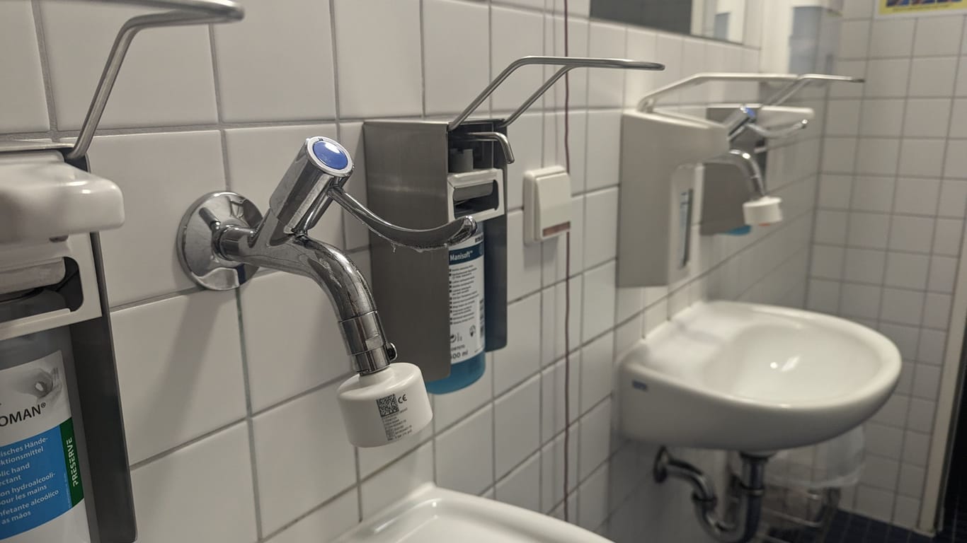Wasserfilter der Firma Pall-Aquasafe sind auf zwei Wasserhähnen des Universitätsklinikums in Frankfurt angebracht.