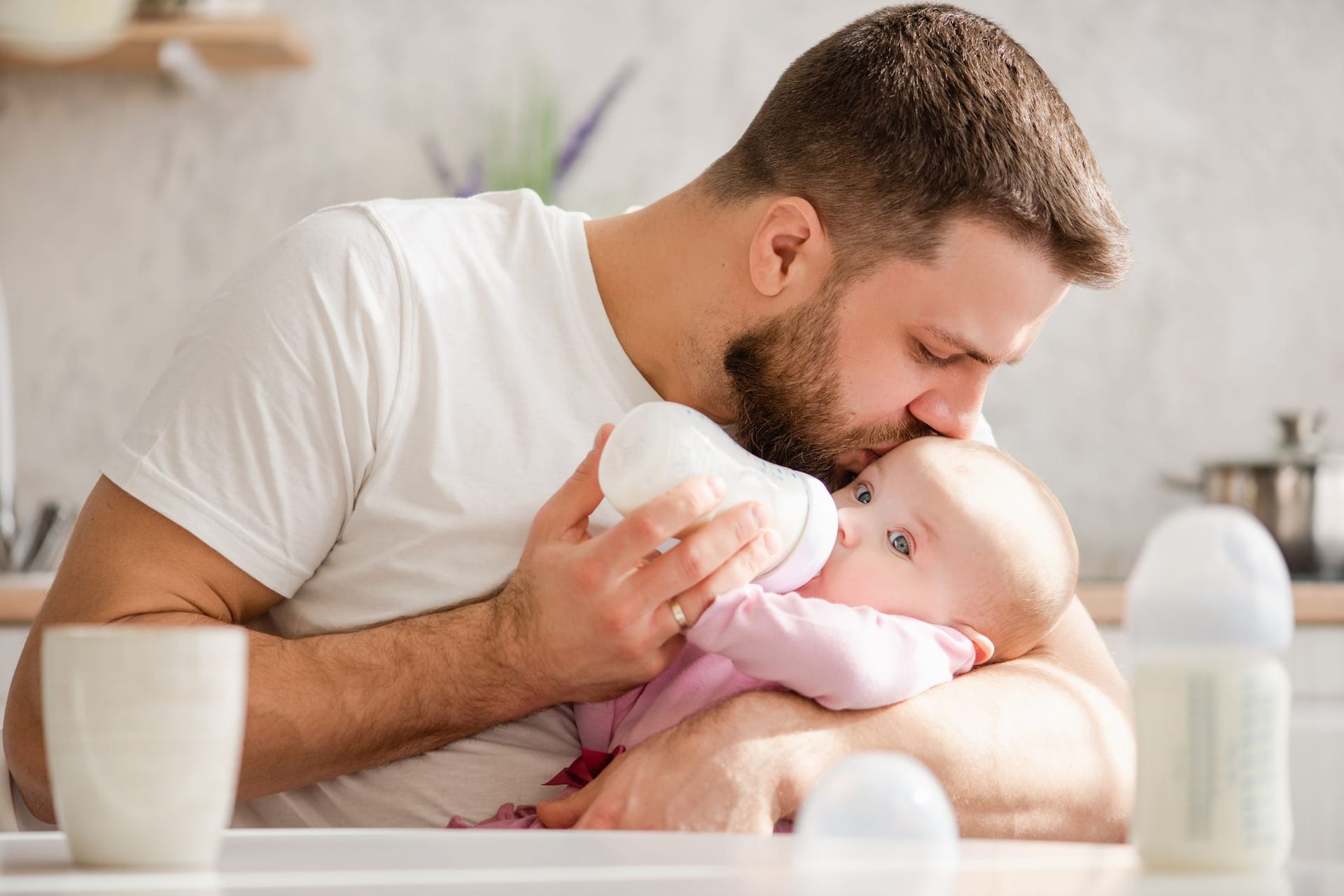 Vater sorgt für sein Kind: Erziehungszeiten steigern auf Antrag den Rentenanspruch.