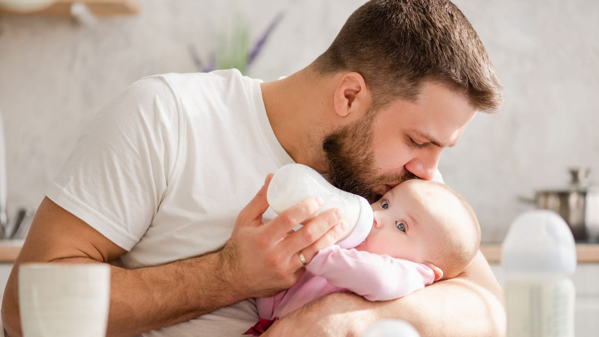 Vater sorgt für sein Kind: Erziehungszeiten steigern auf Antrag den Rentenanspruch.