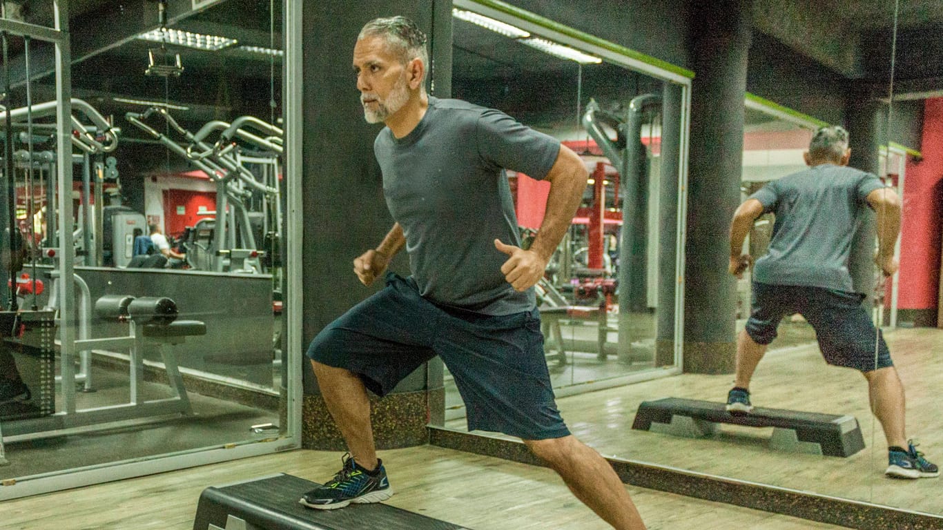 Ein sportlicher Mann beim Training: Auch im Alter kann man noch muskulös sein.