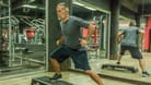 Ein sportlicher Mann beim Training: Auch im Alter kann man noch muskulös sein.