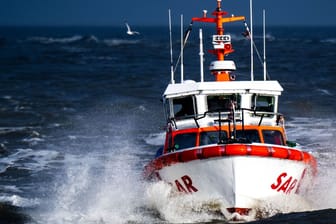Das Seenotrettungsboot "Gillis Gullbranson": Retter helfen Seglöenr vor Norderney vor