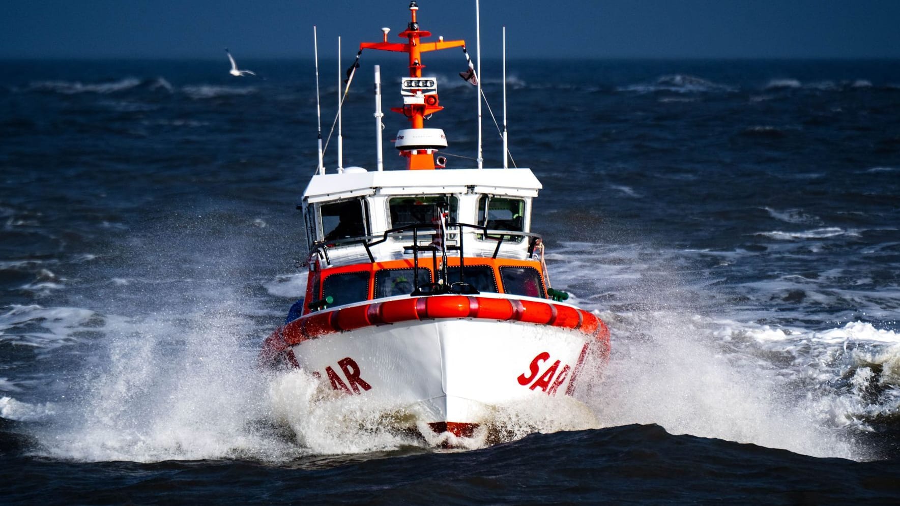 Das Seenotrettungsboot "Gillis Gullbranson": Retter helfen Seglöenr vor Norderney vor