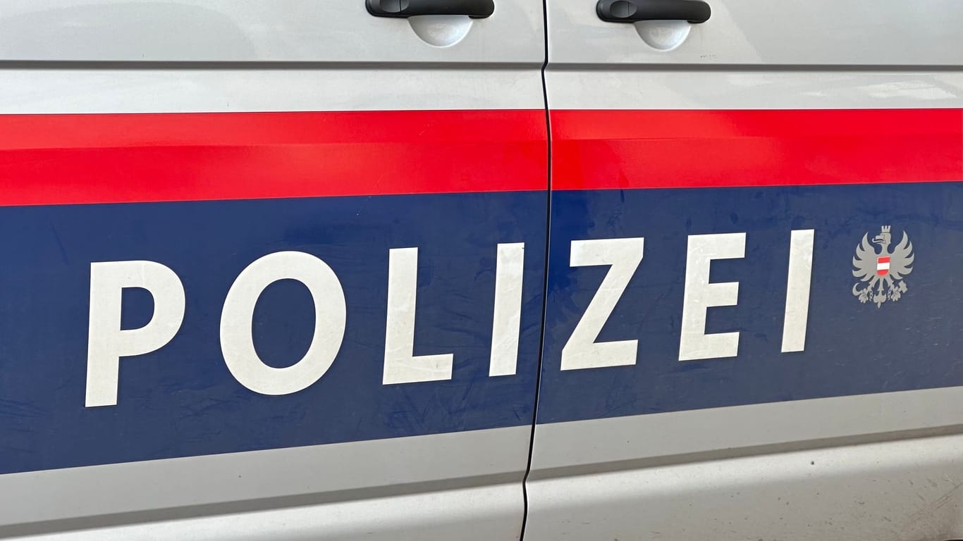 Der Schriftzug "Polizei" auf einem österreichischen Polizeiauto (Symbolbild): Bauarbeiter entdecken eine Leiche in einem Wiener Keller.