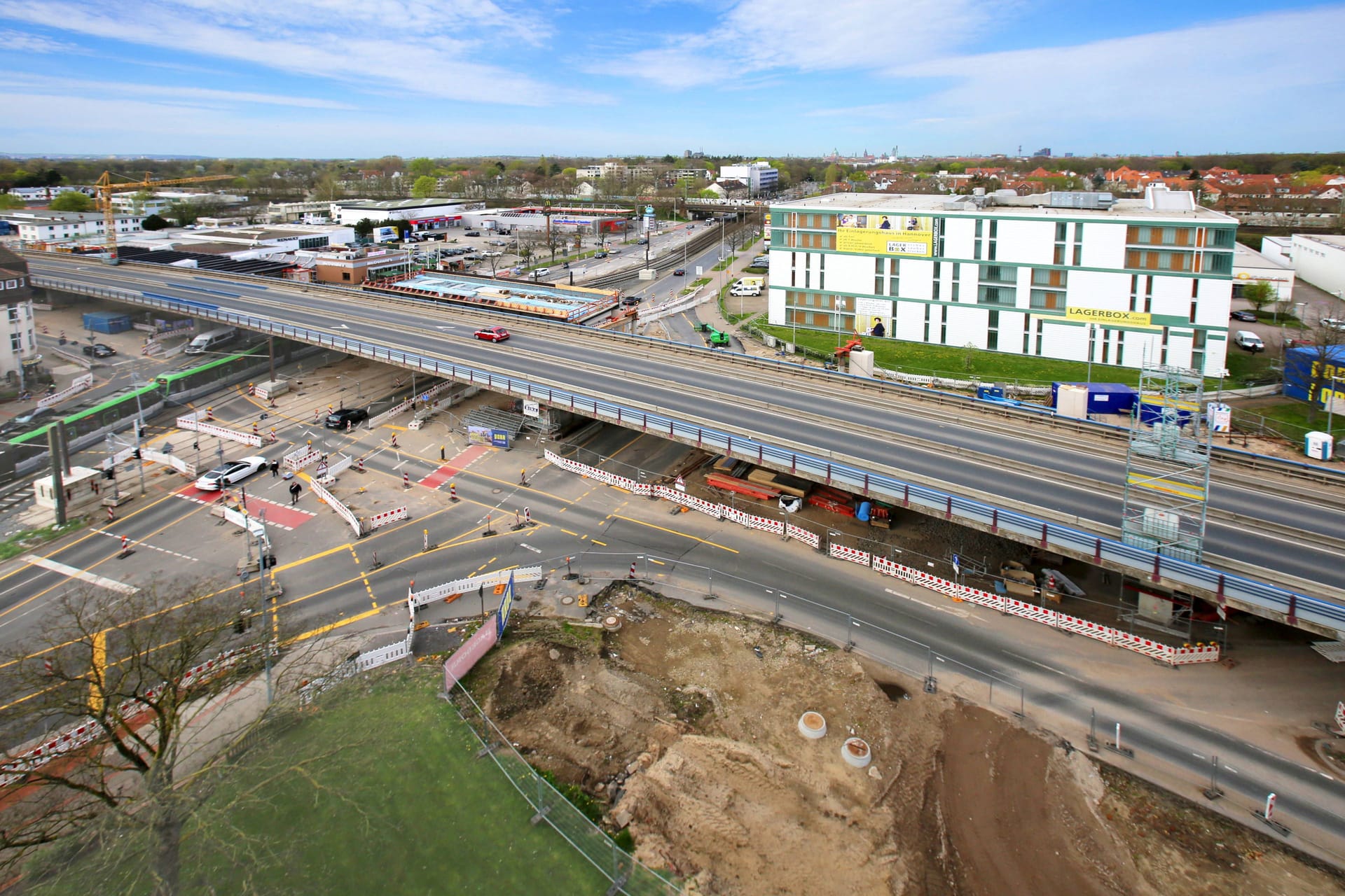 Ausbau des Südschnellweges in Hannover: An der Kreuzung Hildesheimer Straße wird an der Brücke gearbeitet.