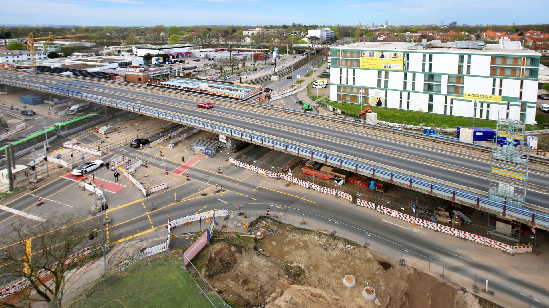 Ausbau des Südschnellweges in Hannover: An der Kreuzung Hildesheimer Straße wird an der Brücke gearbeitet.