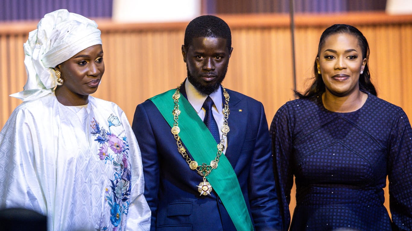 Bassirou Diomaye Faye: Der neue senegalesische Präsident mit seinen Frauen Marie Khone (rechts) und Absa (links).
