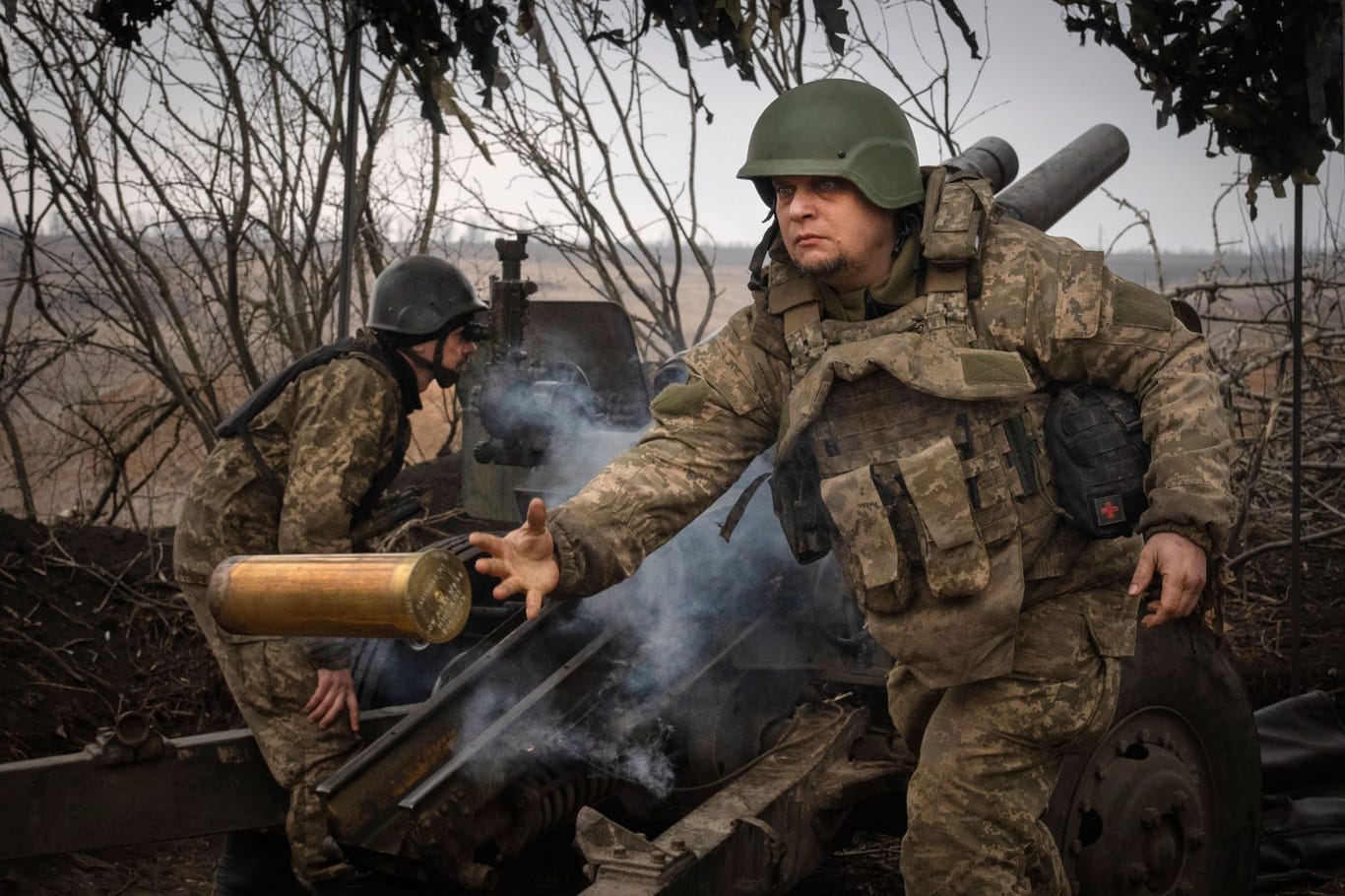 Ukrainische Soldaten feuern mit einer Haubitze auf russische Stellungen an der Front bei Awdijiwka.