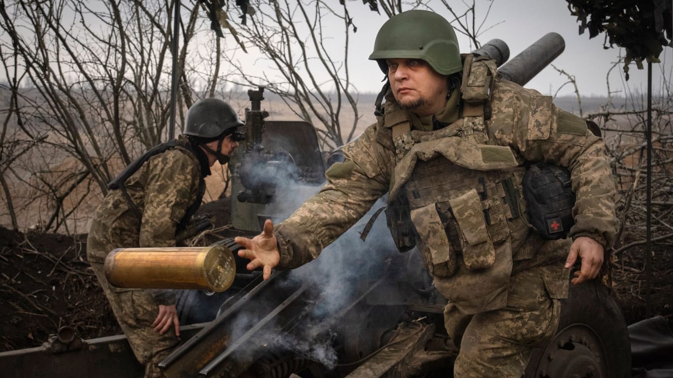 Ukrainische Soldaten feuern mit einer Haubitze auf russische Stellungen an der Front bei Awdijiwka.