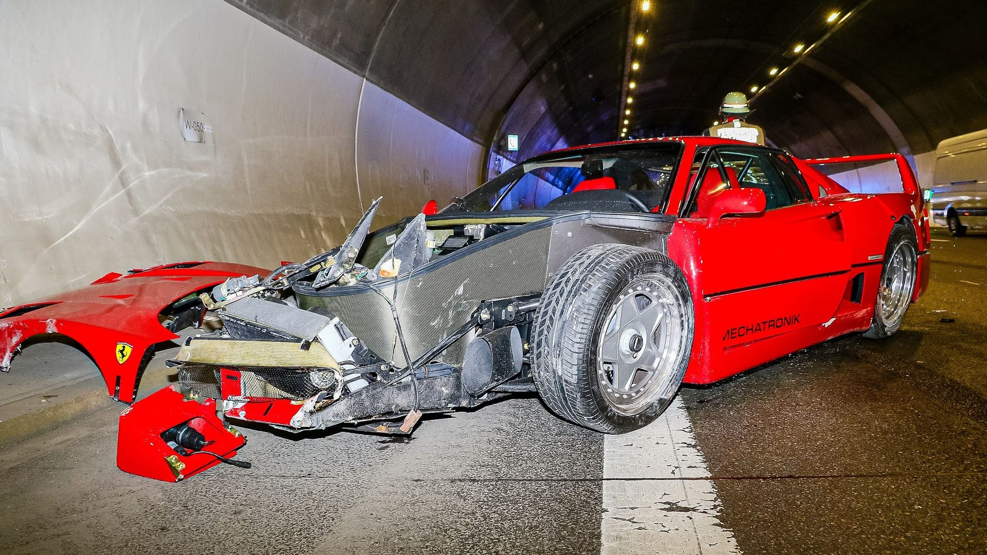 Bei einem schweren Verkehrsunfall wurde ein Sportwagen demoliert.