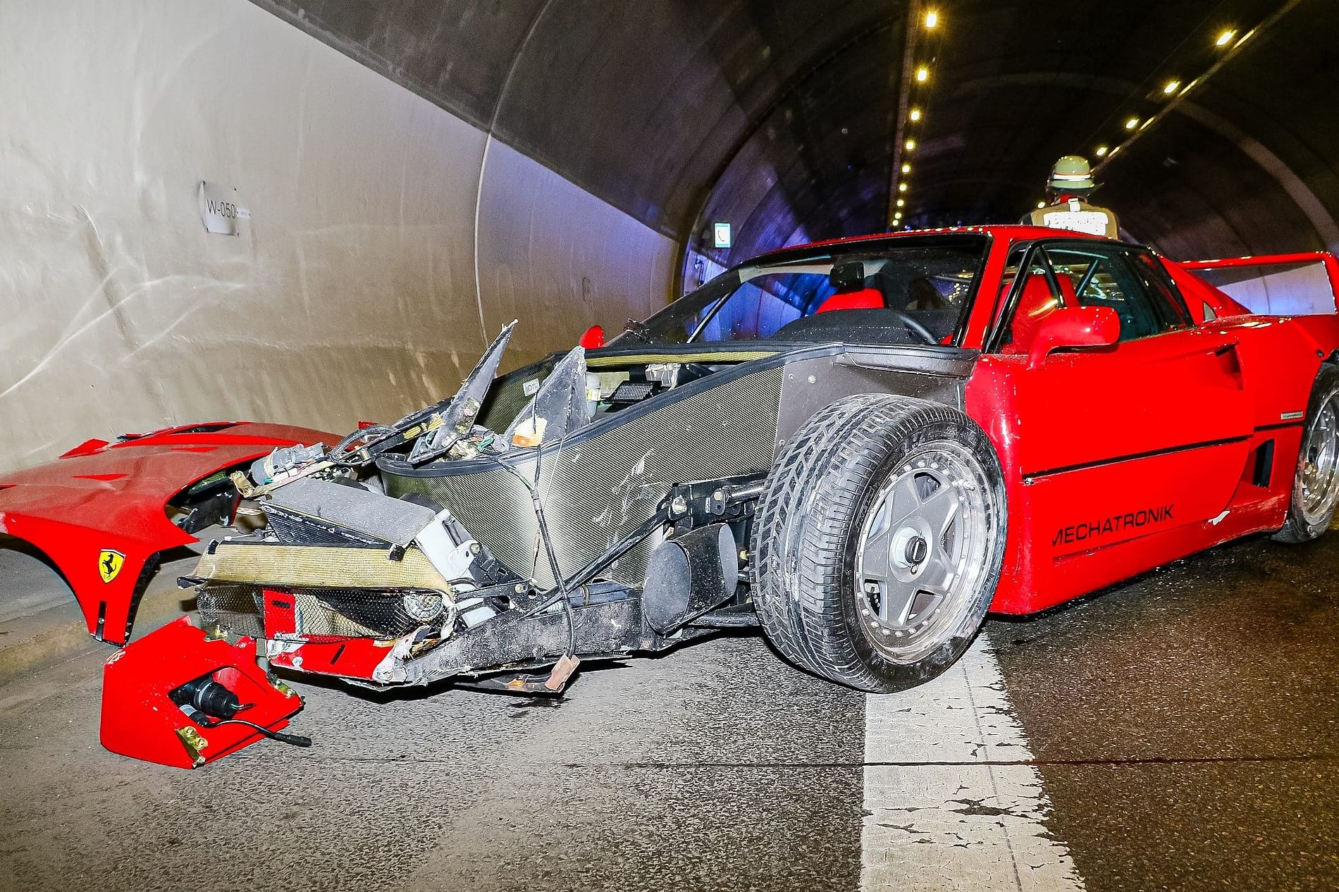 Bei einem schweren Verkehrsunfall wurde ein Sportwagen demoliert.