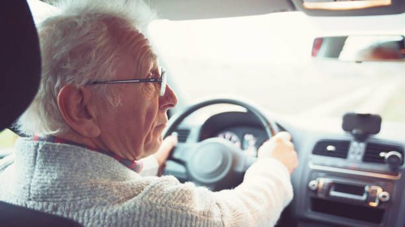 Autofahrer: Die Sehstärke muss der Fahrerlaubnis-Verordnung zufolge mit oder ohne Brille oder Kontaktlinsen mindestens 70 Prozent betragen.