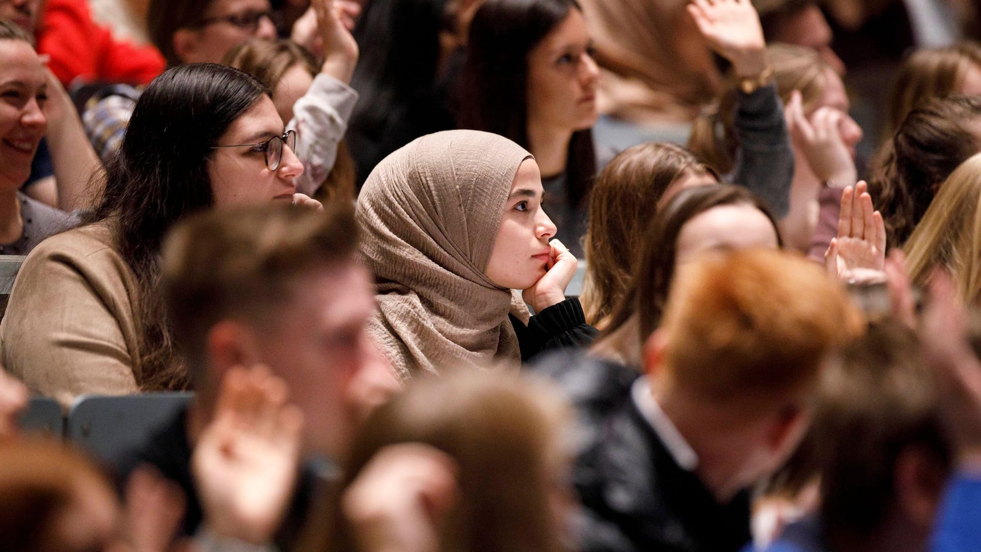 Studierende in Köln (Archivbild): Das Hochschul-Ranking verrät, welches Fach an welcher Uni auf besonders hohem Niveau gelehrt wird.