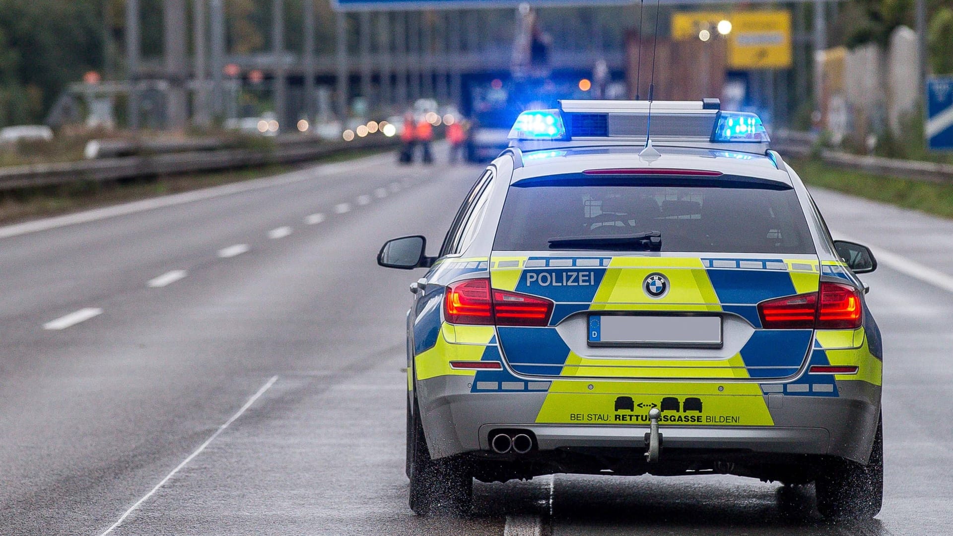 Polizeifahrzeug beim Einsatz auf einer gesperrten Autobahn (Symbolbild): Zur Reinigung der Fahrbahn musste ein Spezialunternehmen engagiert werden.