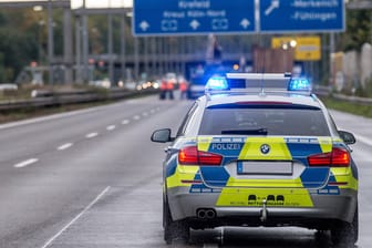 Polizeifahrzeug beim Einsatz auf einer gesperrten Autobahn (Symbolbild): Zur Reinigung der Fahrbahn musste ein Spezialunternehmen engagiert werden.
