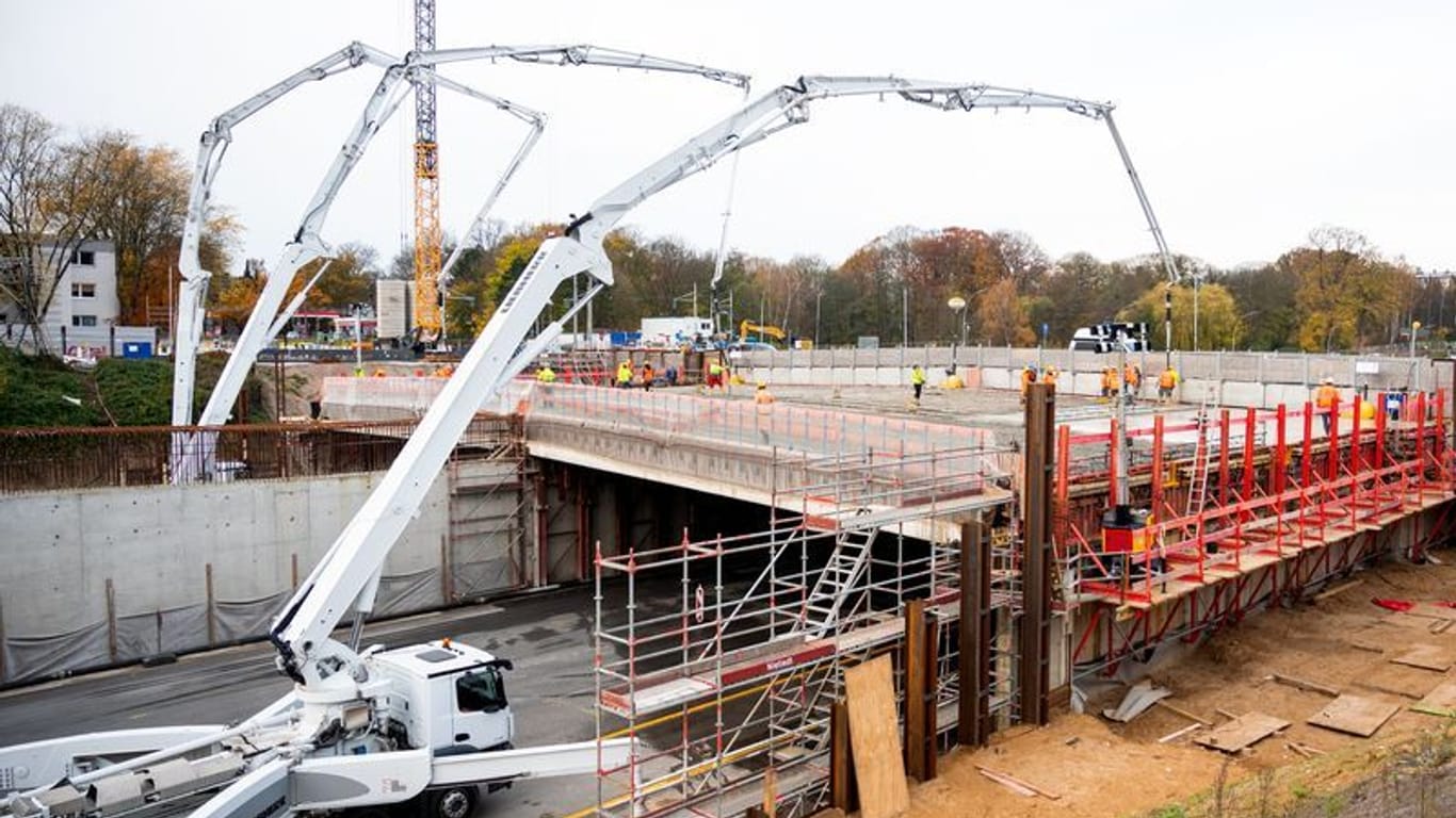 Beton wird auf der A7 auf ein Bauteil für den neuen Autobahntunnel Altona gegossen.
