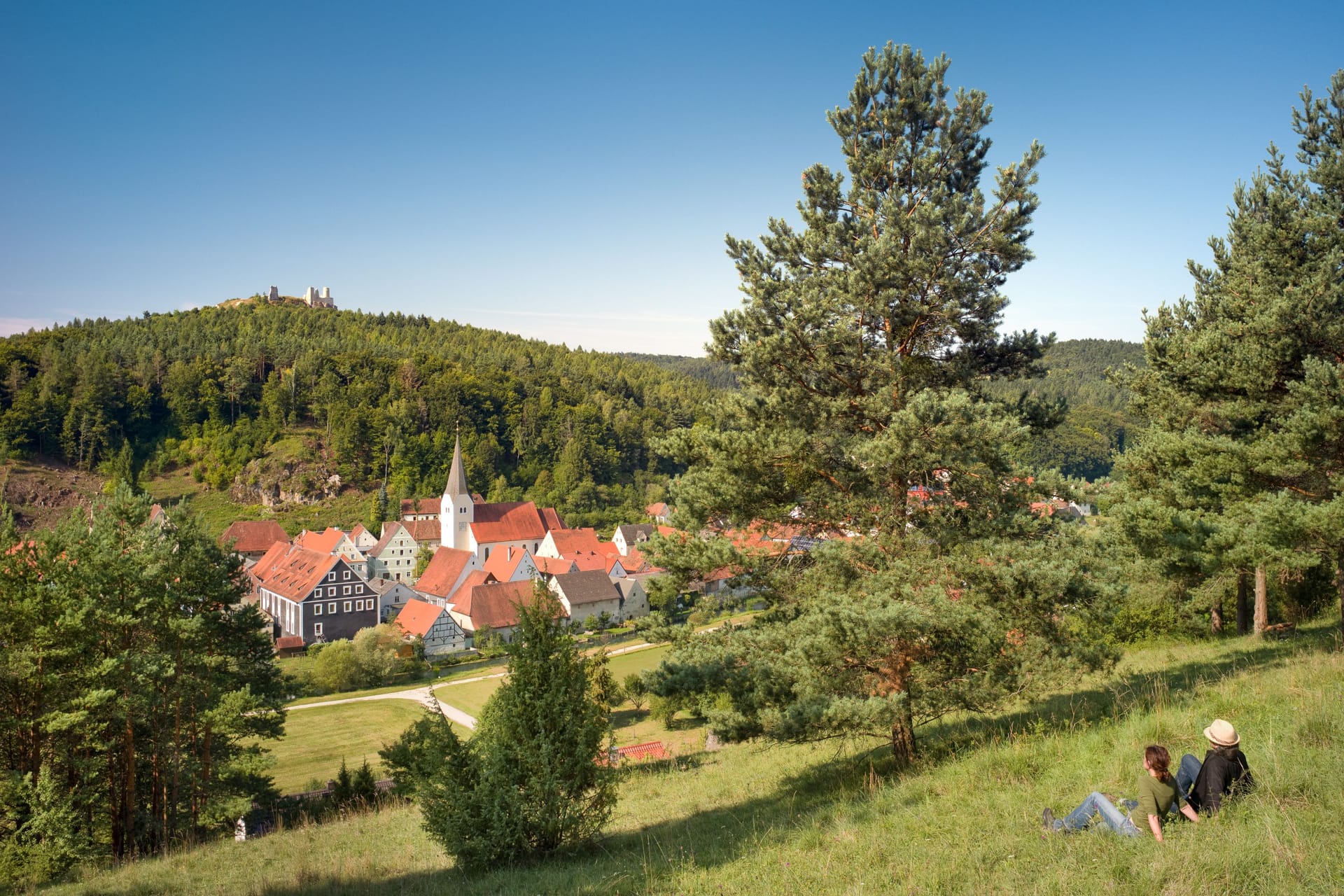 Kleine Orte, historische Sehenswürdigkeiten, wie hier in Hohenburg, lassen sich entland der Route entdecken.