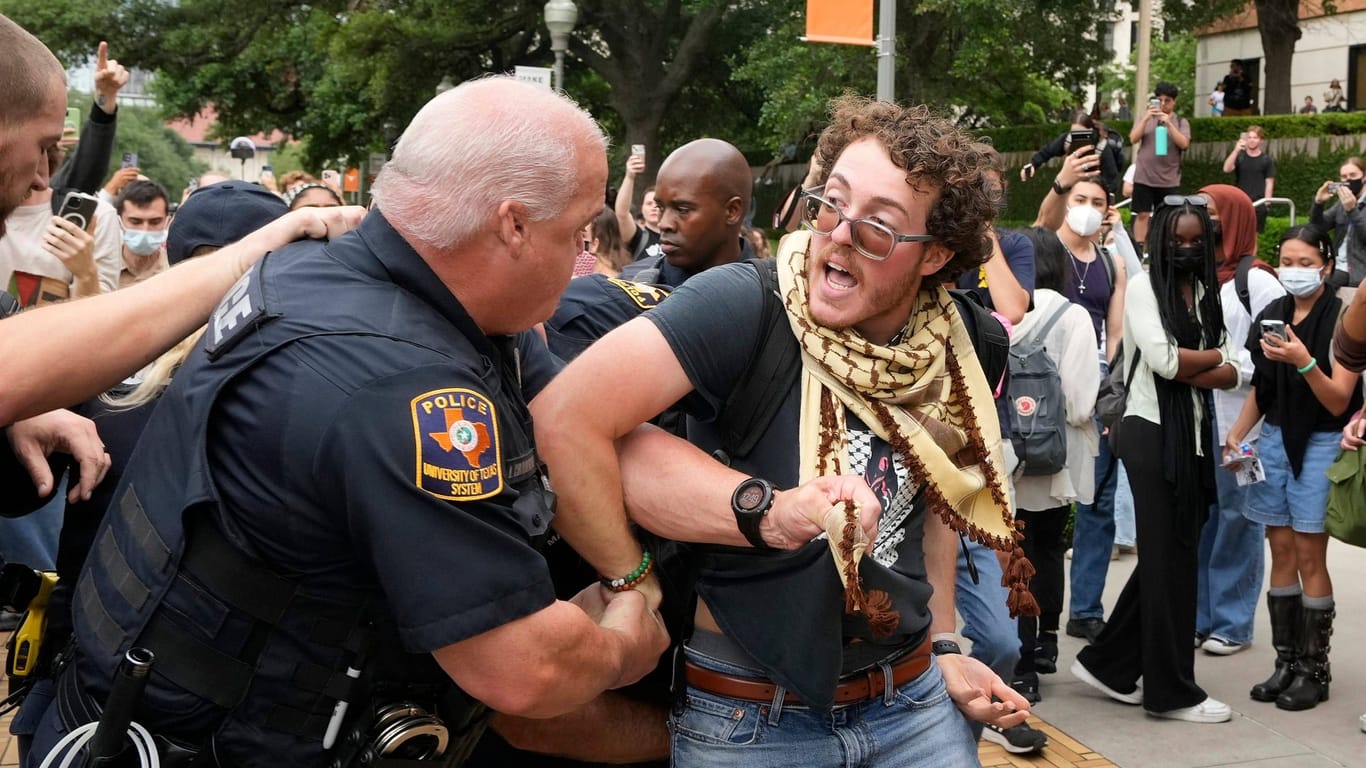 Bei den Protesten auf dem Campus in Austin, Texas, wurden zahlreiche Menschen festgenommen.