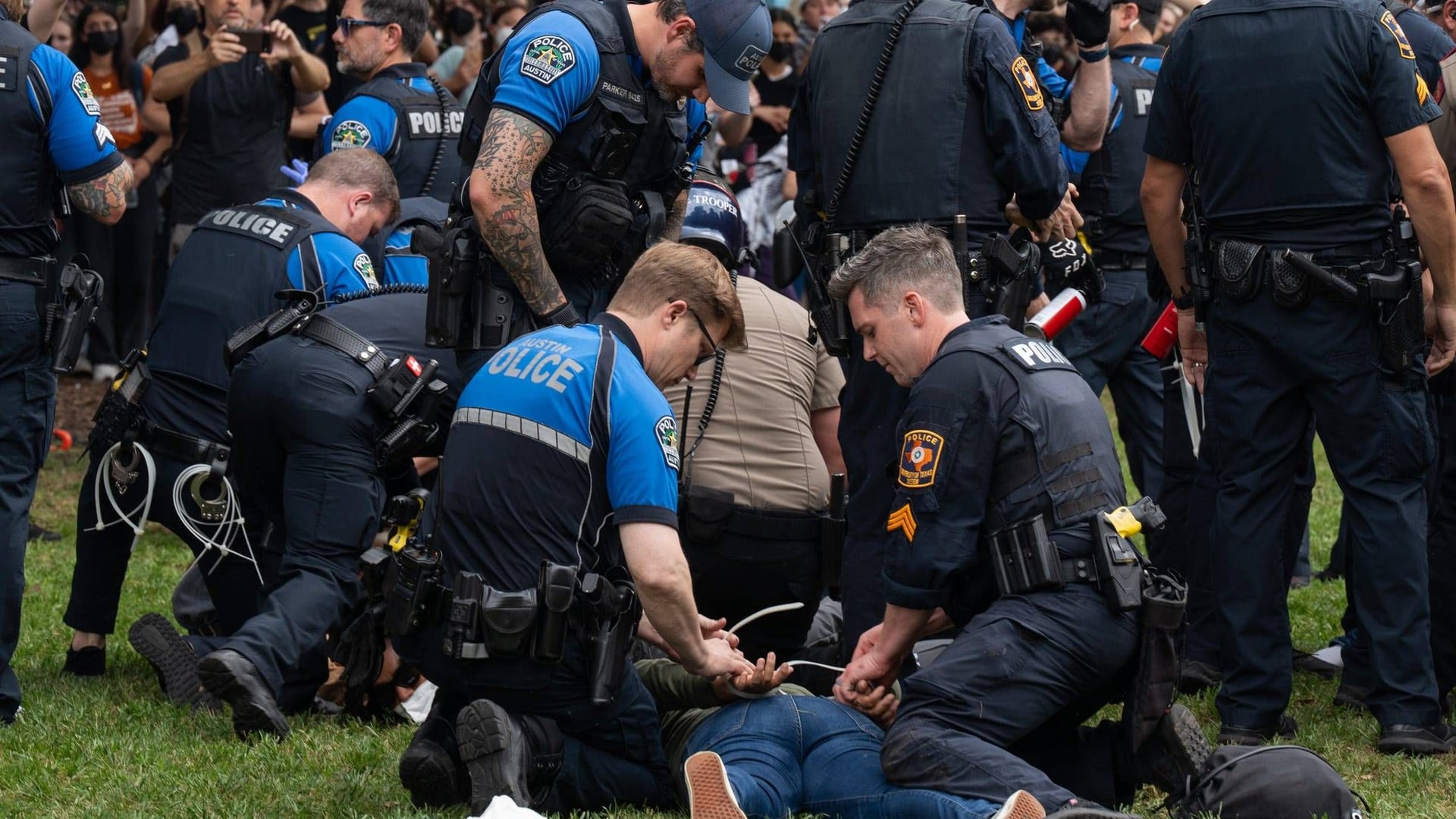 Hartes Durchgreifen: Polizisten nehmen zahlreiche Studenten an der Universität von Austin in Texas fest.