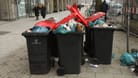 Überfüllte Mülltonnen am Glockengießerwall (Archivbild): Viele Einwohner sind von dreckigen Straßen genervt.