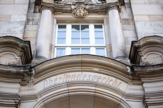 Blick auf den Eingang zum Oberlandesgericht Düsseldorf (Symbolbild): Hier beginnt am 25. April der Prozess gegen mutmaßliche IS-Terroristen.