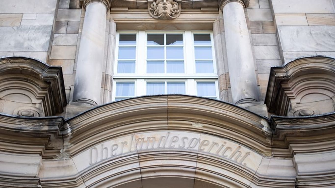 Blick auf den Eingang zum Oberlandesgericht Düsseldorf (Symbolbild): Hier beginnt am 25. April der Prozess gegen mutmaßliche IS-Terroristen.