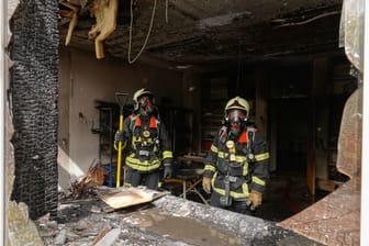 Die Einsatzkräfte im ausgebrannten Werkraum der Oberschule: Ein Feuerwehrmann verletzte sich während des Einsatzes.