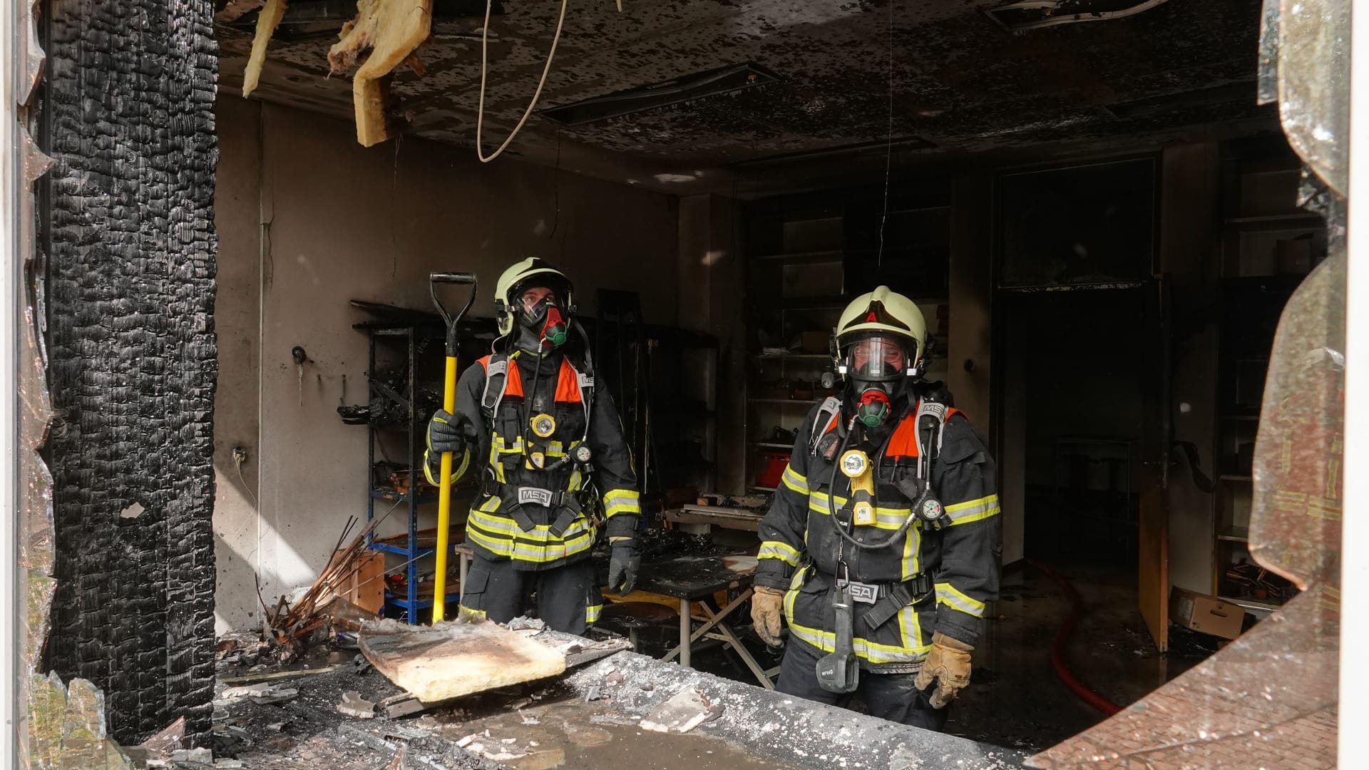 Die Einsatzkräfte im ausgebrannten Werkraum der Oberschule: Ein Feuerwehrmann verletzte sich während des Einsatzes.