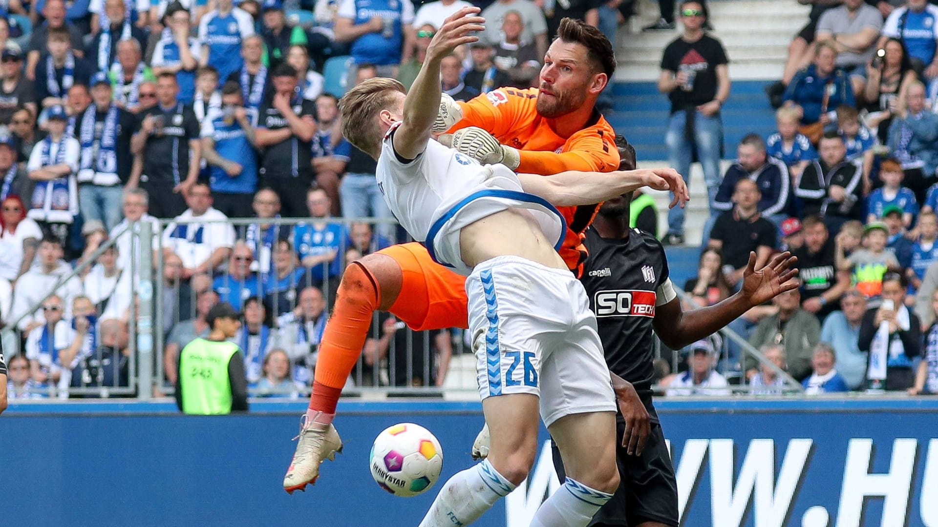 Verbissenes Duell: Magdeburgs Schuler (li.) gegen Osnabrück-Keeper Kühn.