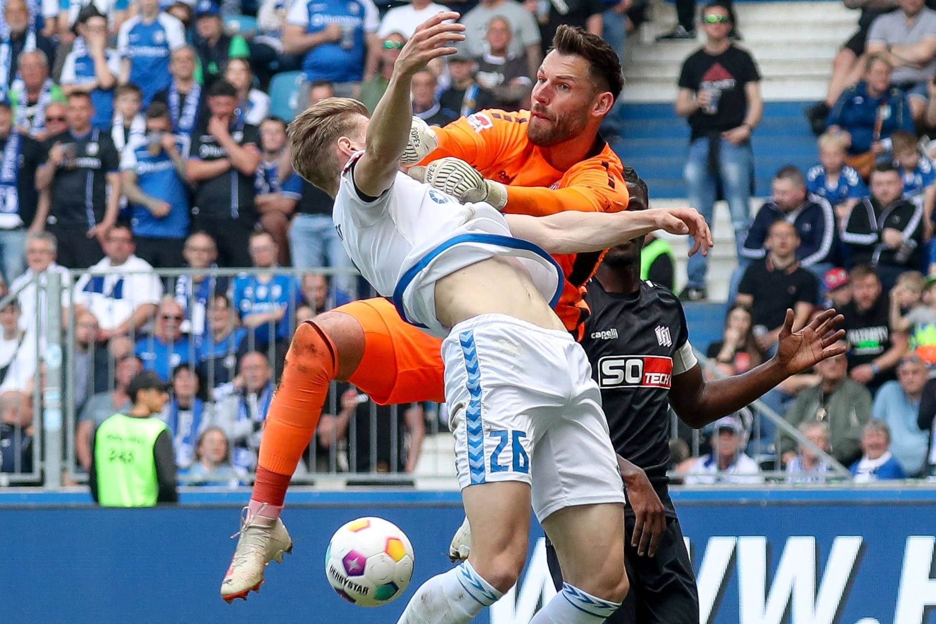 Verbissenes Duell: Magdeburgs Schuler (li.) gegen Osnabrück-Keeper Kühn.