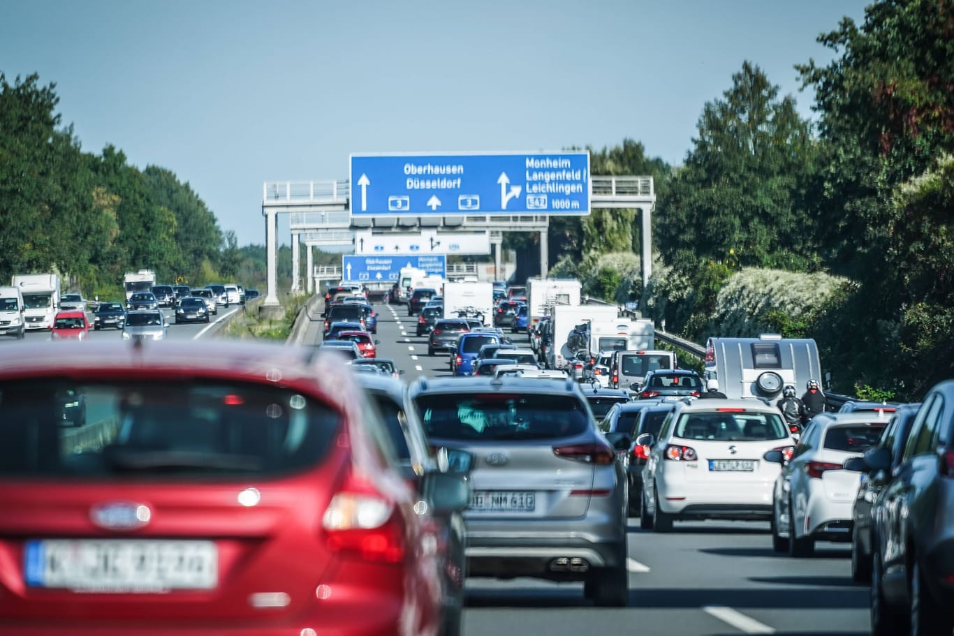 Stau auf der A3 (Symbolfoto): Die Autobahn hat im Rheinland mit zahlreichen Problemen zu kämpfen.