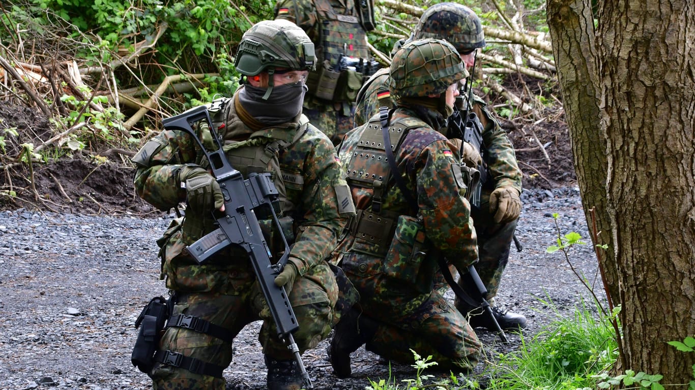 Soldaten beim Training (Symbolbild): Es wird über die Wiedereinführung einer Wehrpflicht diskutiert.