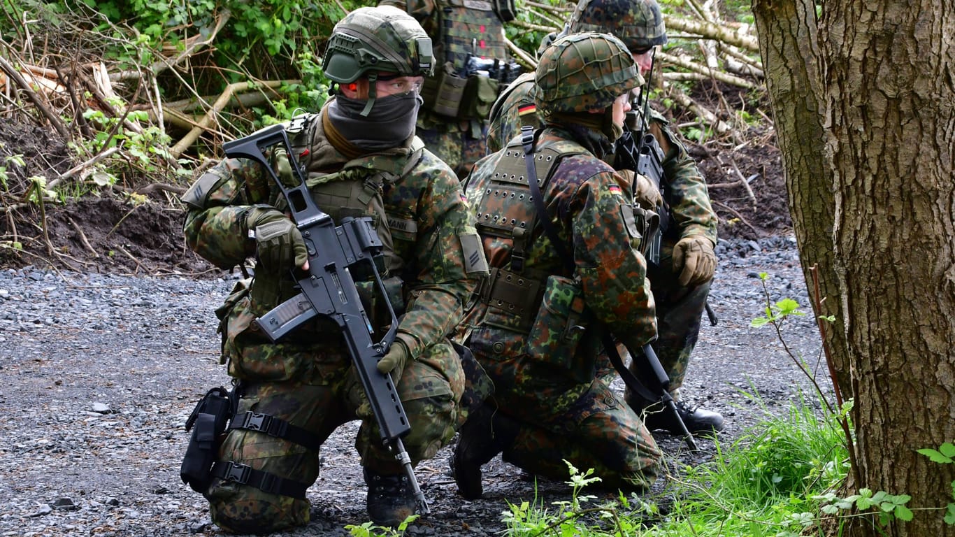 Soldaten beim Training (Symbolbild): Es wird über die Wiedereinführung einer Wehrpflicht diskutiert.