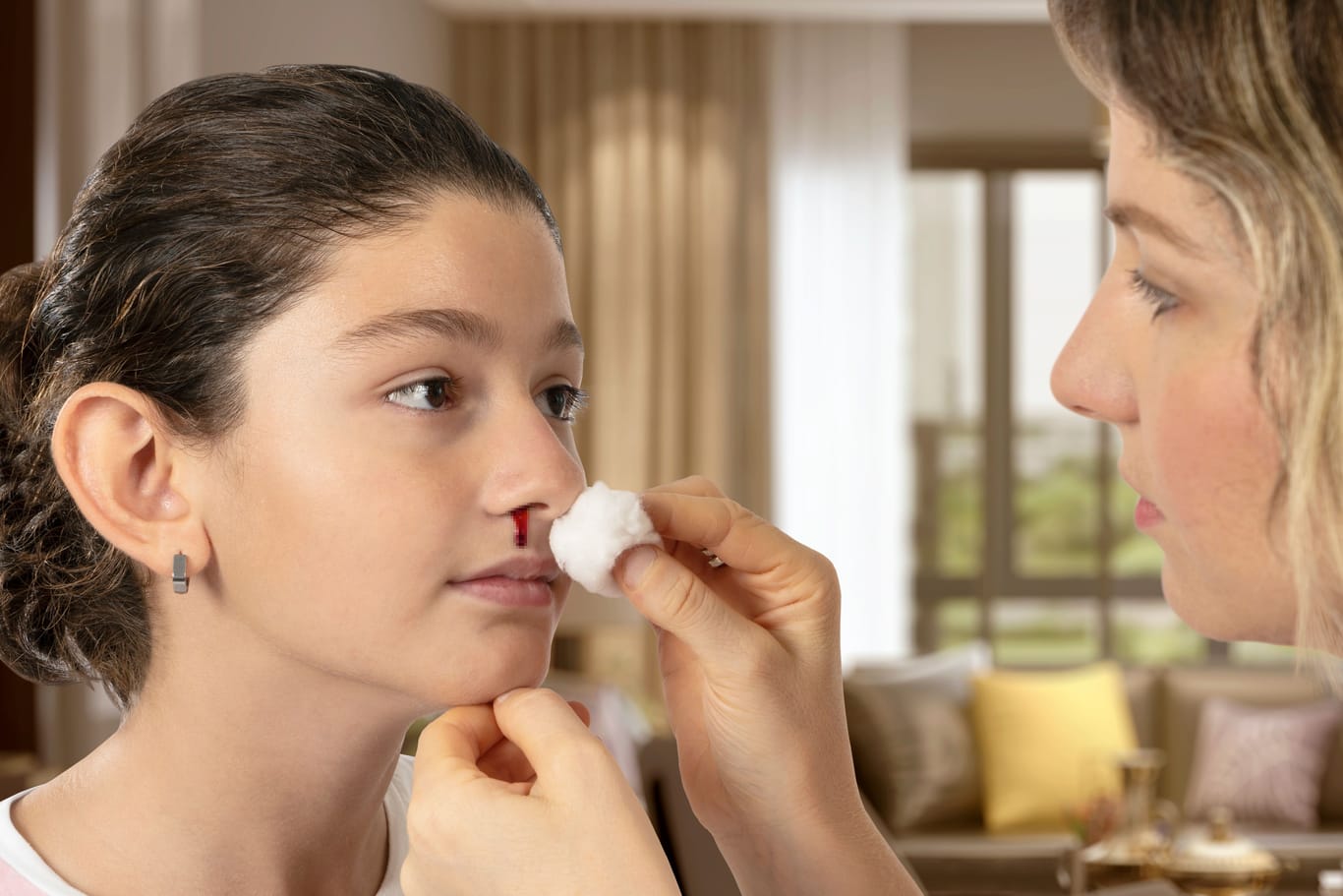 Mädchen mit Nasenbluten: Häufiges oder längeres Nasenbluten kann ein Hinweis auf das Von-Willebrand-Jürgens-Syndrom sein.