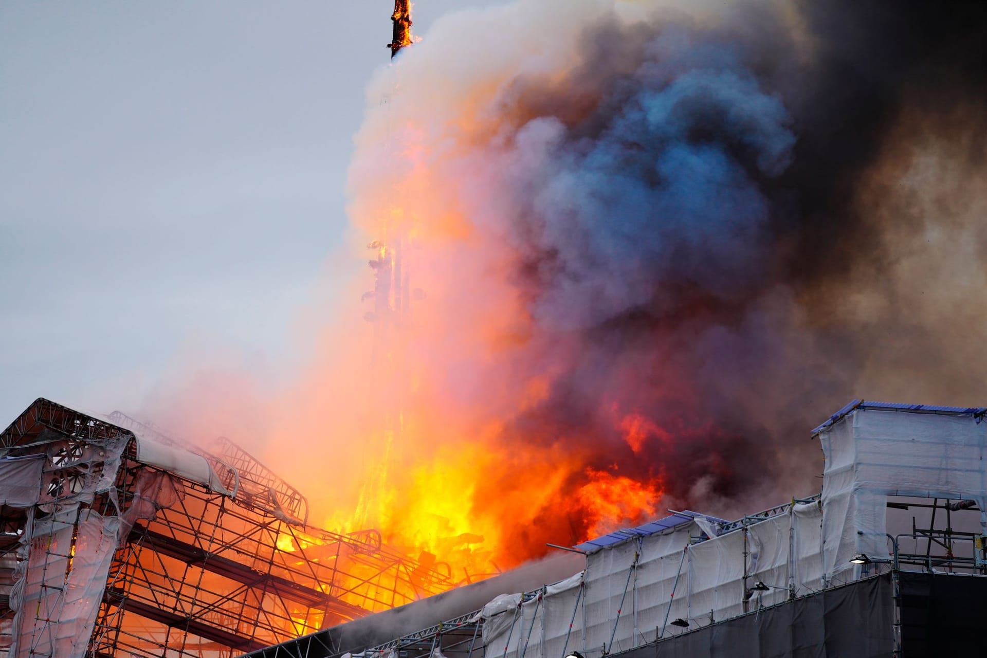 Dänemark, Kopenhagen: Feuer und Rauch steigen aus der Alten Börse, "Boersen" bei einem Brand in Kopenhagen.