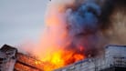 Dänemark, Kopenhagen: Feuer und Rauch steigen aus der Alten Börse, "Boersen" bei einem Brand in Kopenhagen.
