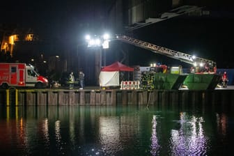 Einsatzkräfte untersuchten den Tatort am Abend am Dortmunder Hafen.