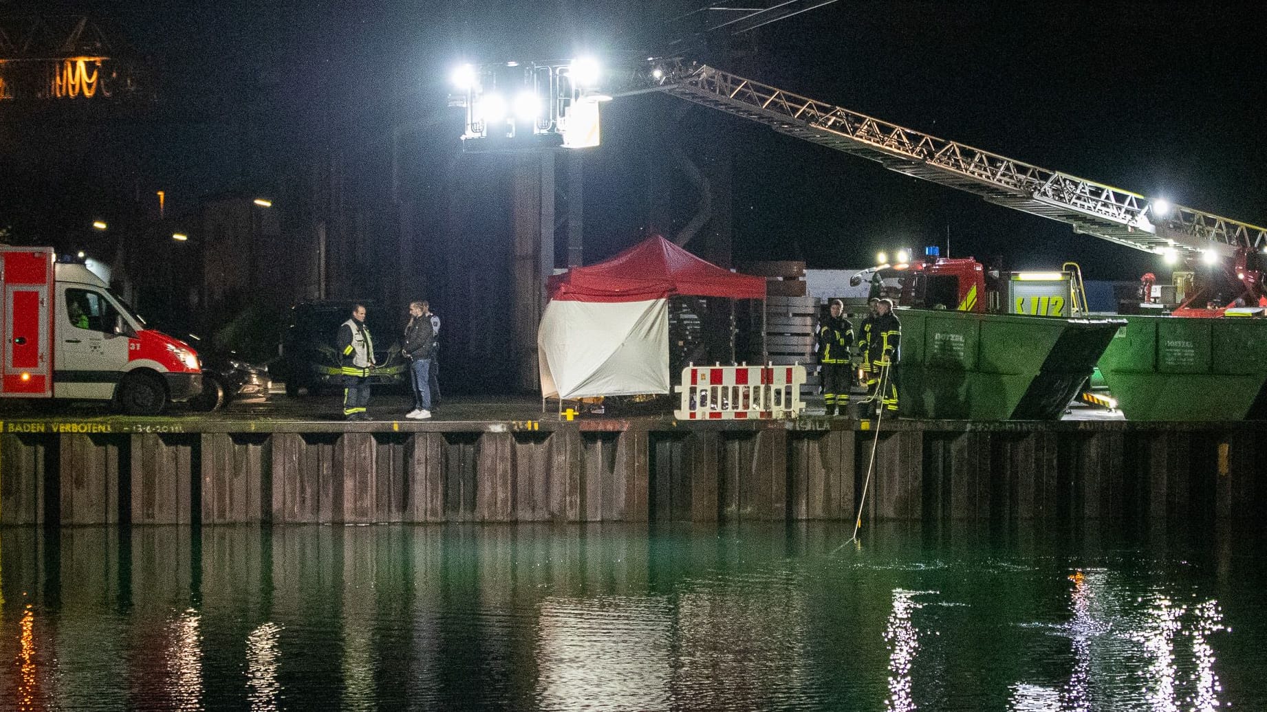 Einsatzkräfte untersuchten den Tatort am Abend am Dortmunder Hafen.