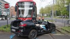Verkehrsunfall in Köln-Mülheim. Dieser BMW ist mit einer Straßenbahn zusammengestoßen.