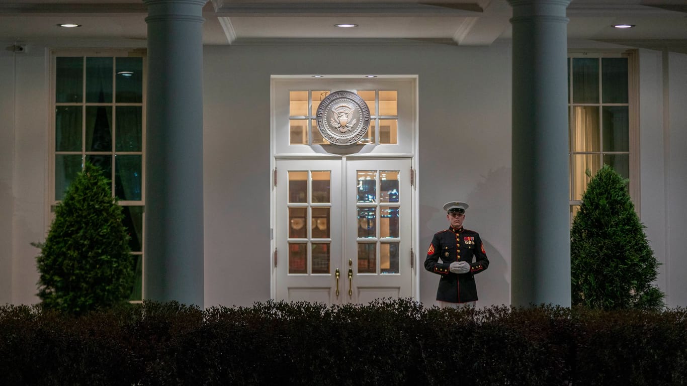 Lange Nacht im Weißen Haus: Ein US-Marine bewacht den Präsidenten vor dem Oval Office.