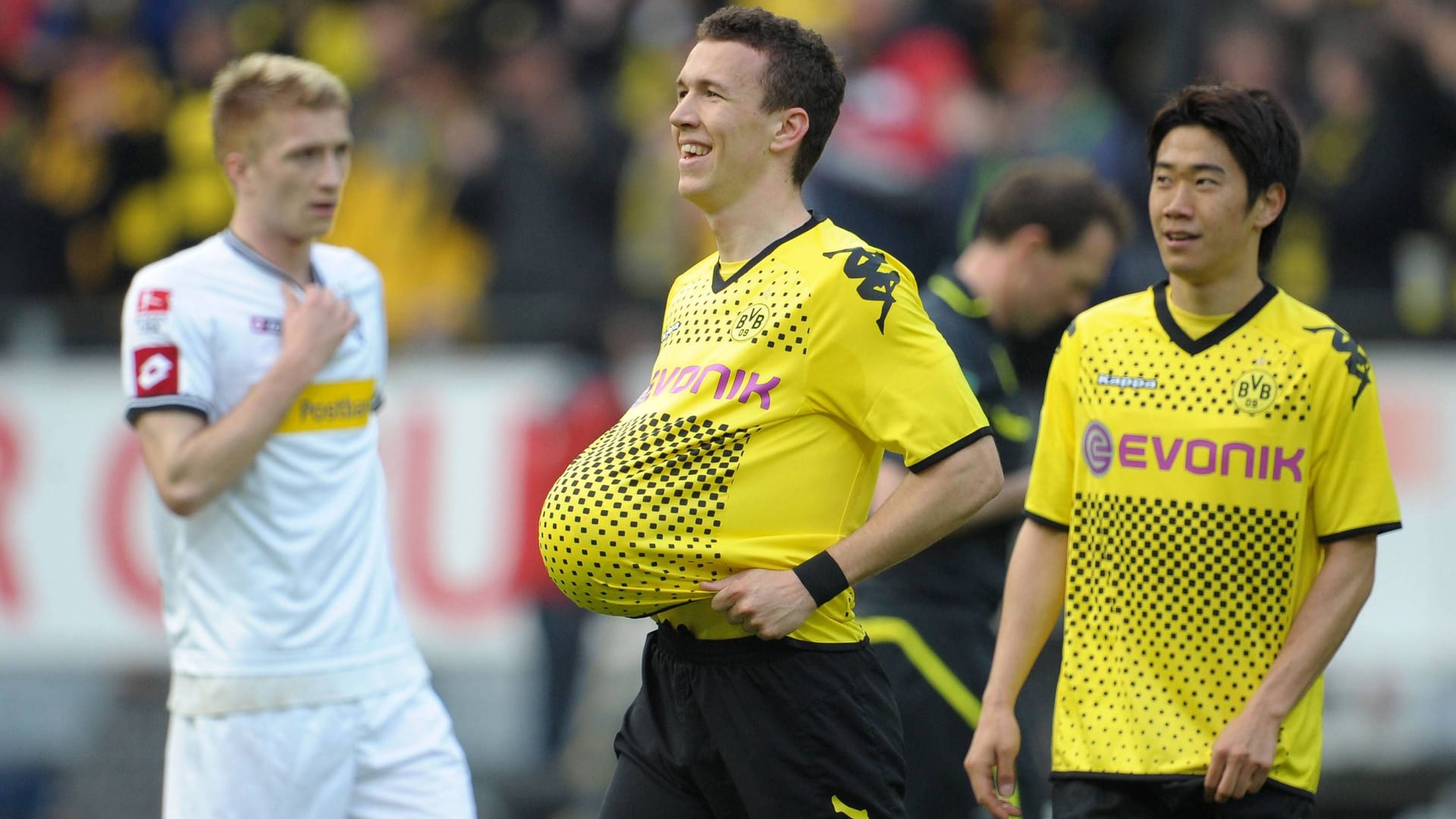 Ivan Perisic (Mi.) und Shinji Kagawa (re.), jubeln nach dem 1:0 gegen Gladbach.