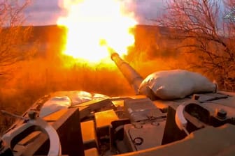 Ein russischer Panzer feuert auf ukrainische Stellungen in der Region Belgorod.