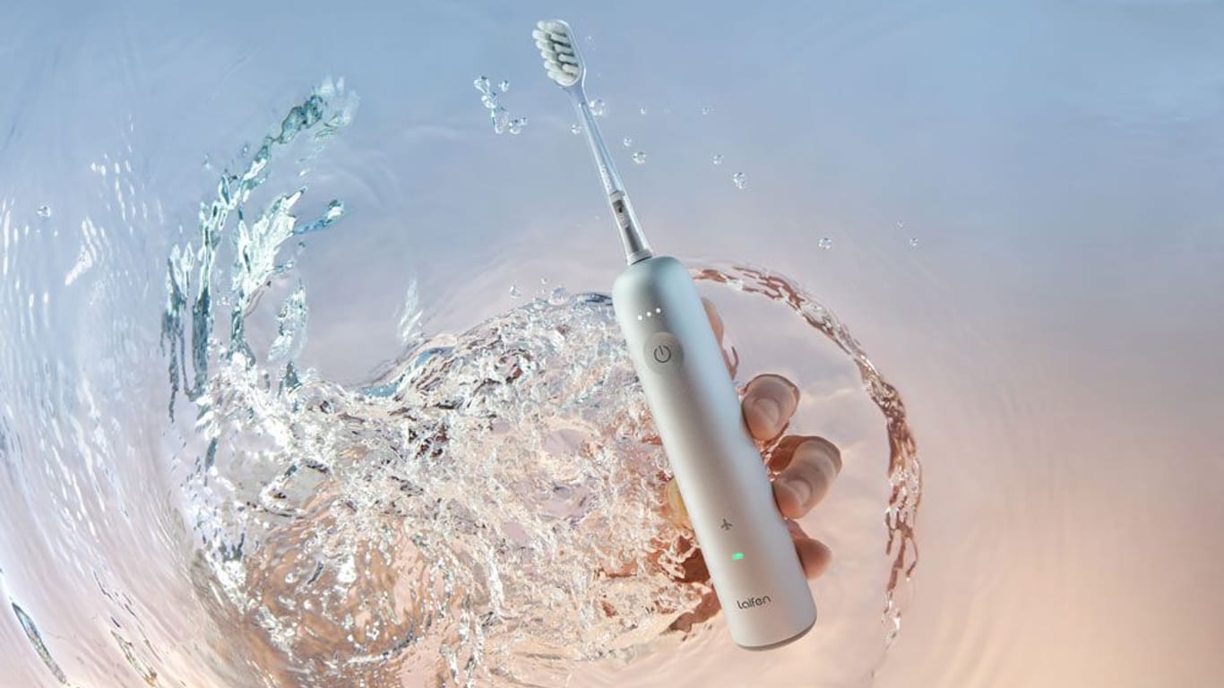 Stylisch und wasserdicht: Das Griffstück der elektrischen Zahnbürste Laifen Wave wurde aus einem Guss gefertigt.