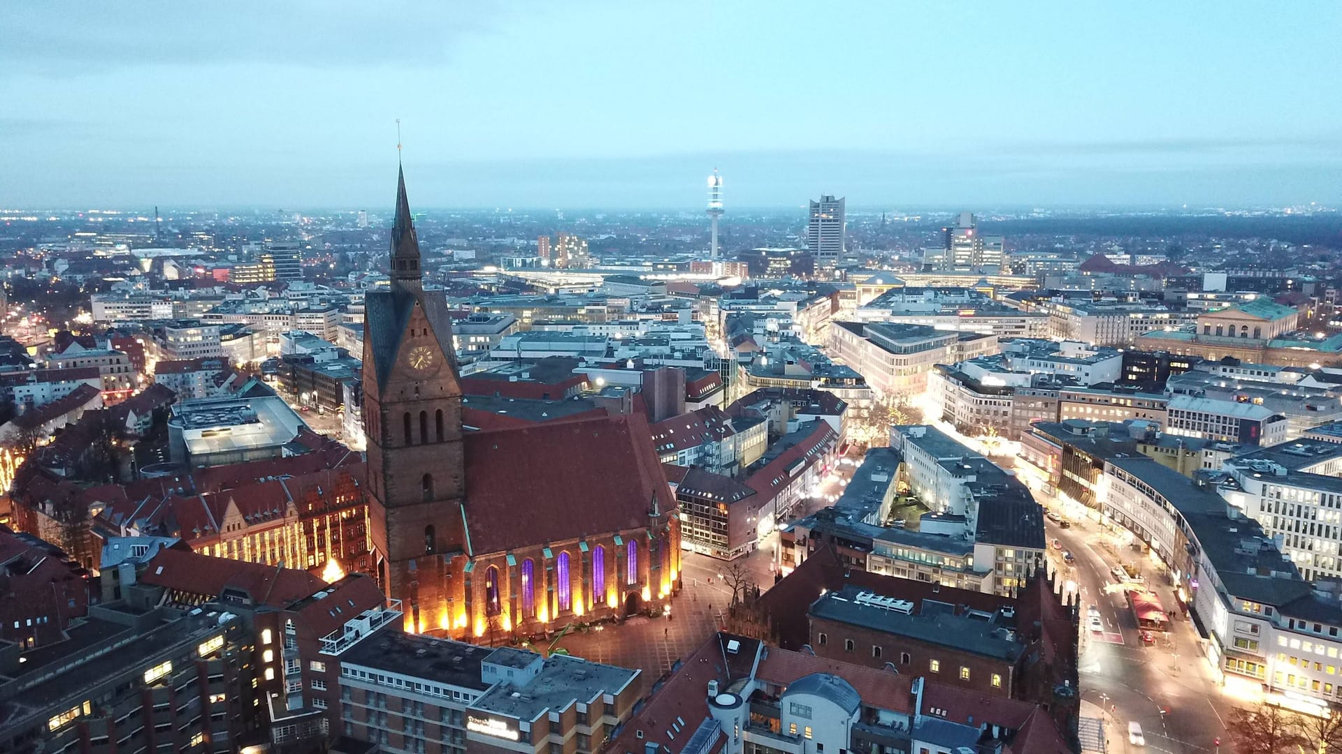 Luftaufnahme von Hannover (Archivbild): In Niedersachsen ist die Armutsquote je nach Region deutlich unterschiedlich.